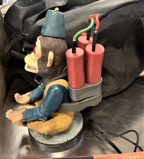 TSA cảnh báo chống lại việc bay với Call of Duty Zombies Monkey Bomb Figurine